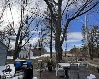 Come Visit our Bungalow in the Pines! - Birch Run - Patio