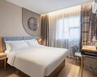 Home Inn Neo Zhuhai Gongbei Port Light Rail Terminal - Zhuhai - Bedroom