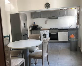 Metz-sud - Appartement 120 m2 dans maison du XVIII - Jouy aux Arches entre Nancy et Luxembourg - Proximité toutes commodités - Jouy-aux-Arches - Cuisine