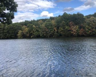 Beautiful & Cozy 2 Br/ 2beds/ Netflix/Alexa/Roku. - Shrewsbury - Outdoors view