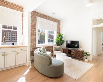 Airy Midcentury Loft Apartment in SoMa - Little Rock - Living room
