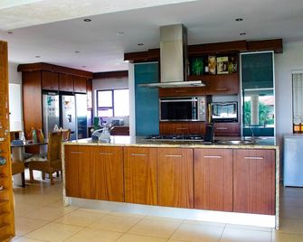 La Dolce Vita Umhlanga Guesthouse - Umhlanga - Kitchen