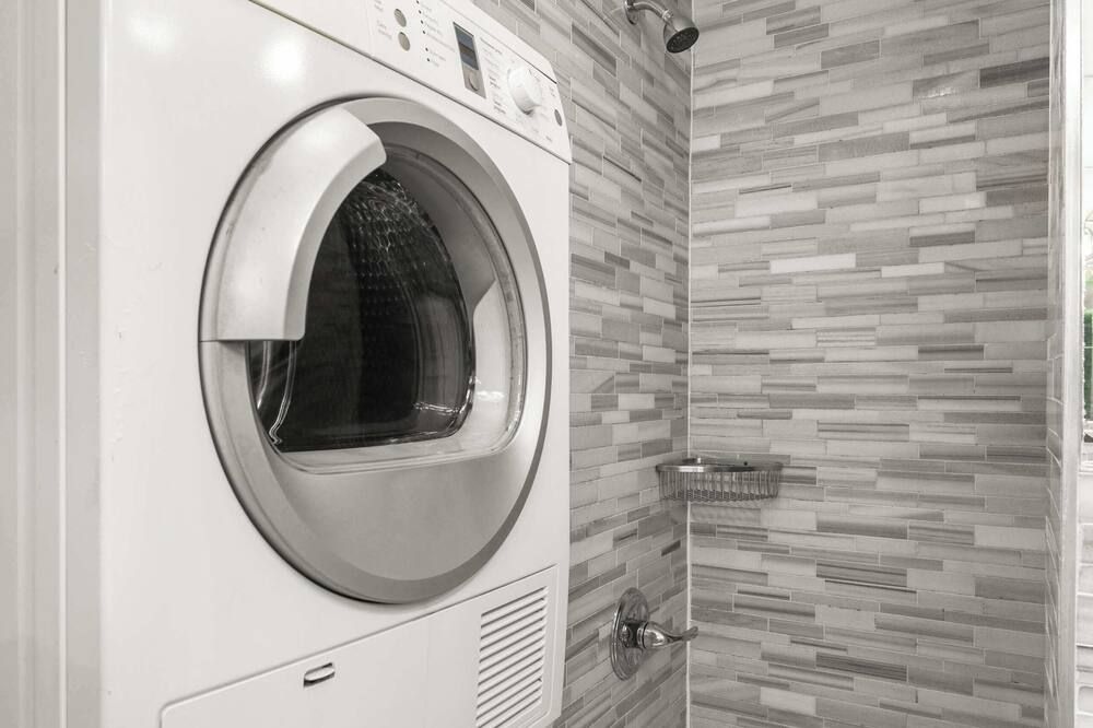 Stylish Escape Modern 2BR Condo on Prince Street - ניו יורק