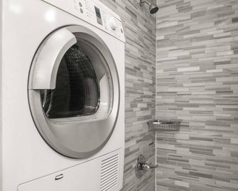 Stylish Escape Modern 2BR Condo on Prince Street - New York