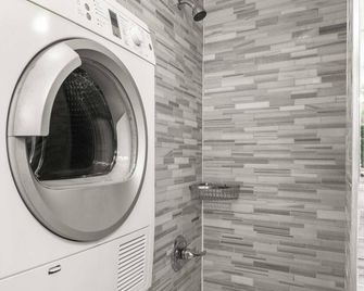 Stylish Escape Modern 2BR Condo on Prince Street - New York