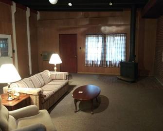 convenient location by the lake . just a few minutes to boat ramp . - Somerset - Living room