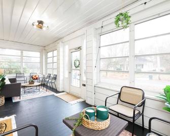 Walk to Highland Square, Sleeps 8 - Akron - Living room