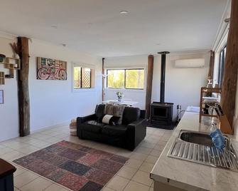 Mulla Villa Cottage 1 - Wollombi - Living room
