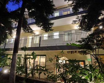 Spanos apartments Anna's lodge - Polychrono - Byggnad