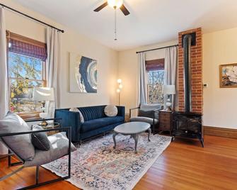 The Nininger Apt-Walk to DT, King Bd, Dog friendly - Hastings - Living room