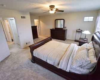 NEW! Enjoy Mountain View and private lake from your home in Laurel Highlands! - Stahlstown - Habitación