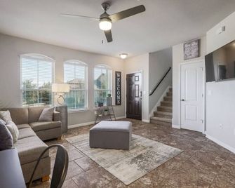 Round Rock Retreat 4 miles from Kalahari Resort - Round Rock - Living room