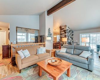 Spacious Kenai Vacation Rental w/ Lake Access! - Kenai - Living room