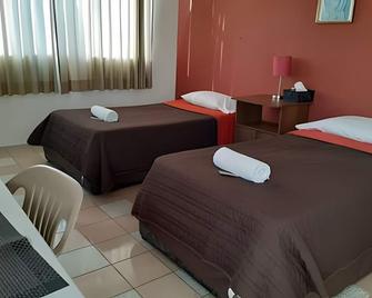 Suite Azalea, cocineta, baño privado, ubicación - Tepic - Habitación