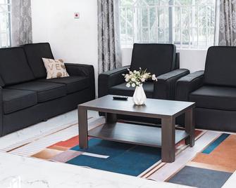 With ocean views and just 300m from the beach, this is place to enjoy your stay. - Prampram - Living room