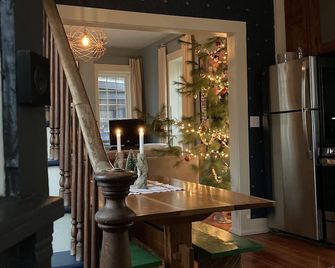 Brisbane House: Historic Stone House & Adjoining 'Summer Kitchen' Bedrooms - Spring Green - Dining room