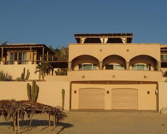 Surf house with pool on private point break - San José del Cabo - Edificio