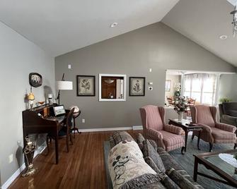 Winery and Brewery Fun - Sunbury - Living room