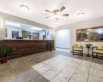 Super 8 by Wyndham Smithville/Kansas City - Smithville - Front desk