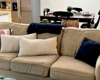 Furnished 4-bedroom home in Holly Springs - Holly Springs - Sala de estar