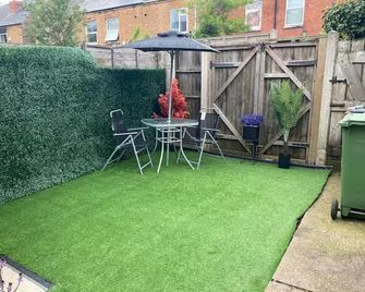 2Br-Sleeps3 -Family Friendly -Free Parking -Garden - Nottingham - Patio