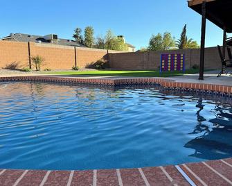 Glendale Gem with Pool & Office in Prime Location - Glendale - Pool