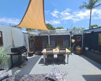 Private cottage, dog friendly, close to beach, shops, bush walks, fishing, more - Ettalong beach - Patio