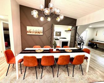 Half Acre Lux Pool Spa With Firepit Arcade Grill Sleeps 40 - El Cajon - Dining room