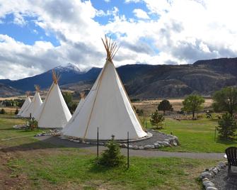 Dreamcatcher Tipi Hotel - Gardiner - Vista del exterior