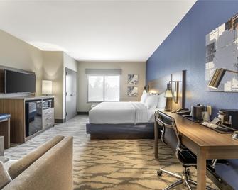 Best Western Plus Castlerock Inn & Suites - Bentonville - Bedroom