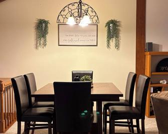 Live & Love Life on the Lake at Sunset Peak! - Howe - Dining room