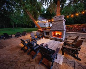 5-bedroom Farmhouse In Heart Of Virginia Horse Country- Private Trail To Wine - Delaplane - Patio