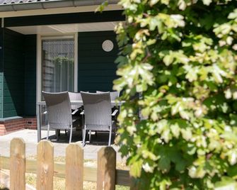 Cozy Forest-edge Home - Rheezerveen - Patio