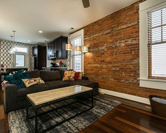 Drake House: City View (Private Hot Tub) - Dubuque - Living room