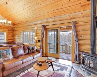 Idyllic Granby Cabin:Ski Nearby! - Granby - Living room