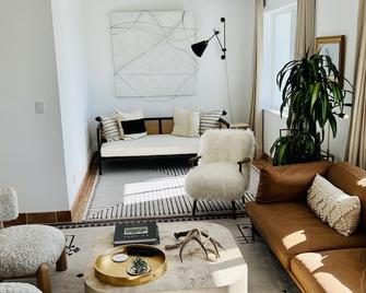 Walk to Downtown Healdsburg--Luxury Healdsburg Vacation Rental - Healdsburg - Living room