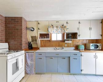 Retro Retreat-Creekside in Downtown Golden - Golden - Kitchen
