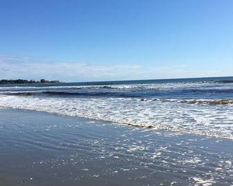 4BR Beach House - Perfect for Families! 5 minutes walk to two beaches. - Rye