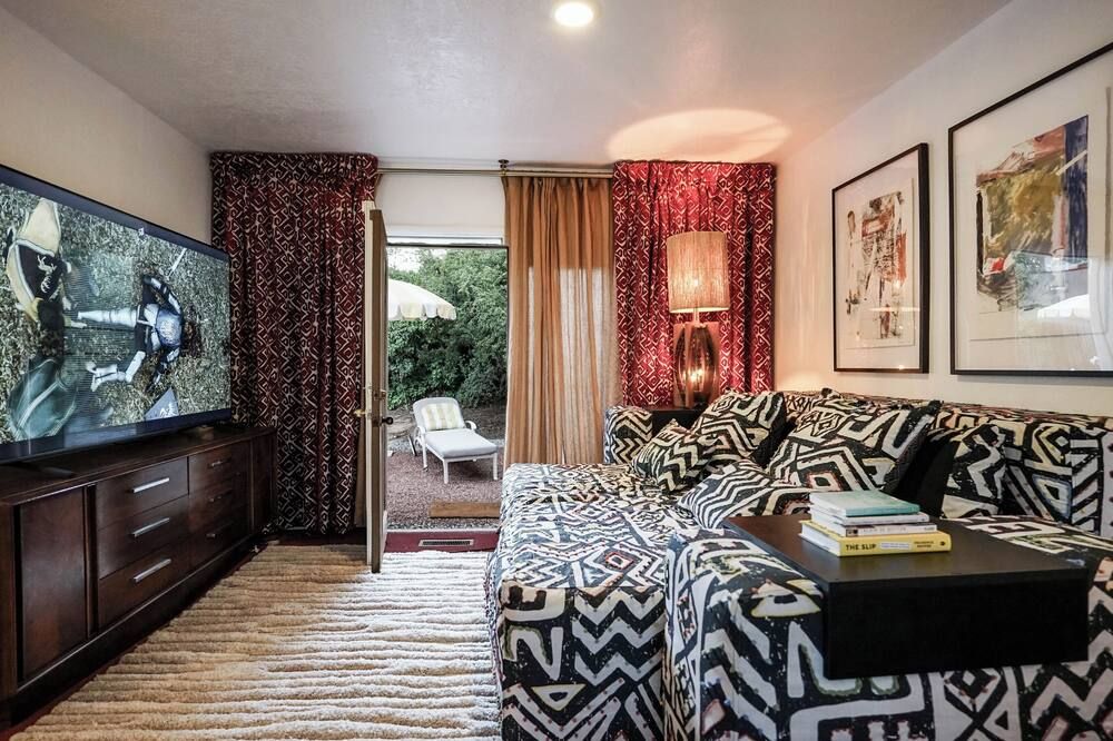 Mid Century Architectural - brand new renovation and custom furniture. - אלבקורקי - סלון