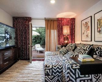 Mid Century Architectural - brand new renovation and custom furniture. - אלבקורקי - סלון