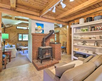 Boothbay Harbor Cabin w/ Spacious Deck & Yard! - Boothbay Harbor - Sala de estar