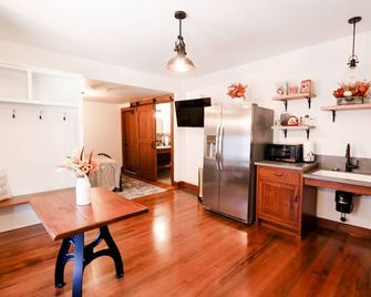 Wurthmann House Unit #3Your Home Away From Home - Berlin