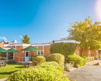 Holiday Inn Basingstoke By IHG - Basingstoke - Building