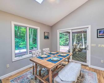 Cozy Whitehall Hideaway w/ Hot Tub + Chiminea! - Whitehall - Eetruimte