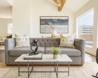 Baltimore Place - Atlanta - Living room