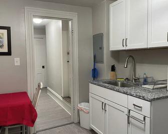 The Yellow-Shuttered House apt B - Sharon - Kitchen
