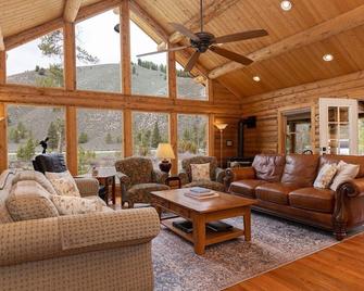Casino Pines - on the bank of the Salmon River! - Stanley - Living room