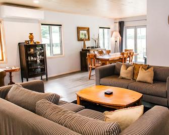Little Colonsay/Beach House - Picton - Living room
