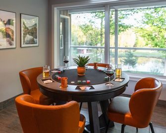 Tranquil Oasis in Trent Lakes w/ Private Ponds, Fire Pit, Game Room & Hot Tub - Bobcaygeon - Dining room