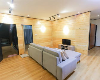 Aca Guesthouse By Sms Hospitality - Calamba - Sala de estar